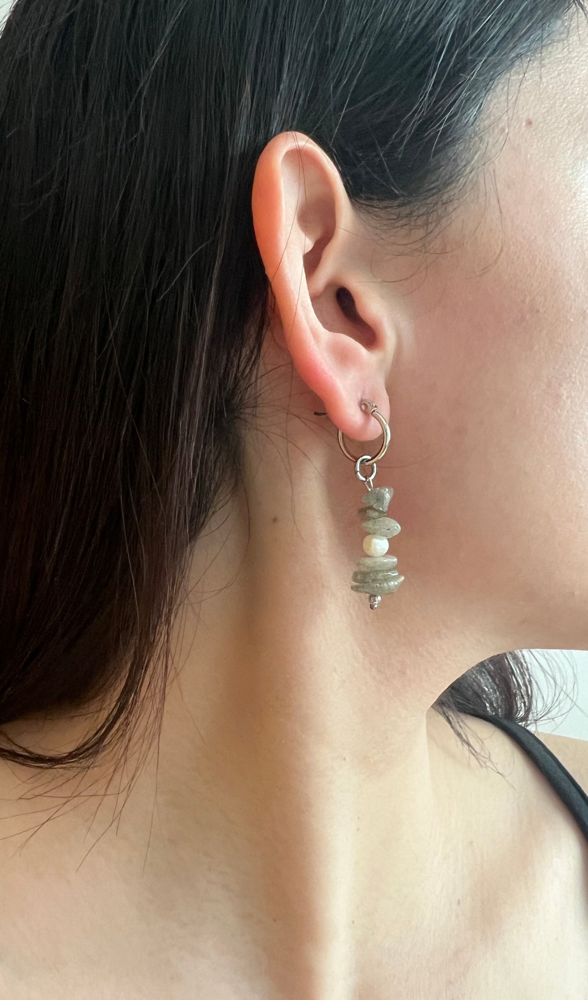 Aretes piedra gris